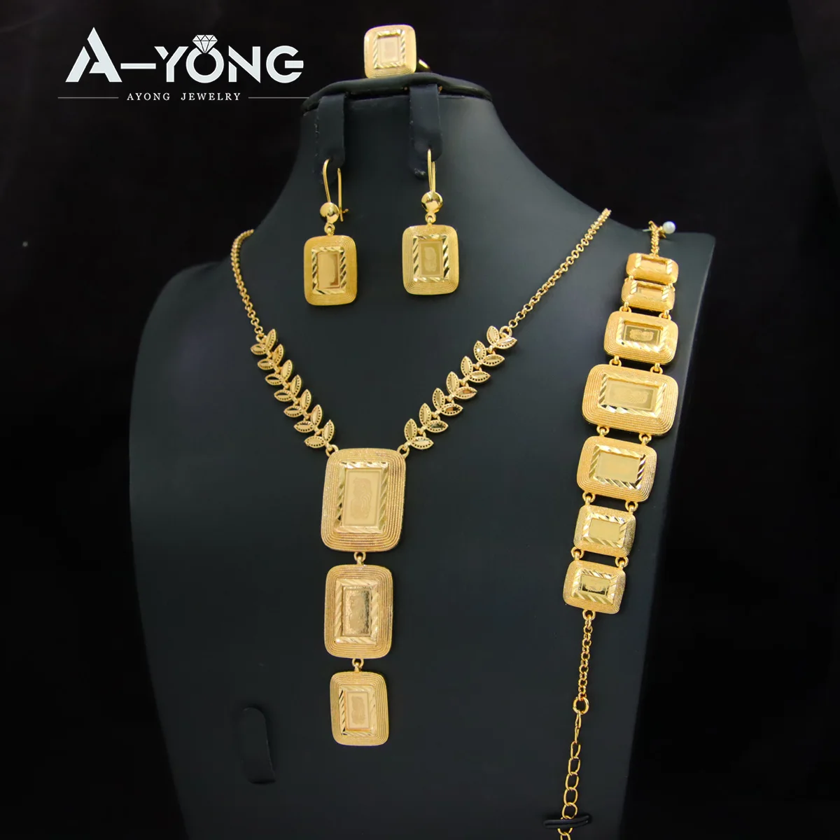 

Dubai 24K Gold Plated Female Pendant Necklace Bracelet Earrings Ring 4pcs Set Saudi Arab Women Wedding Luxury Vintage Jewelry