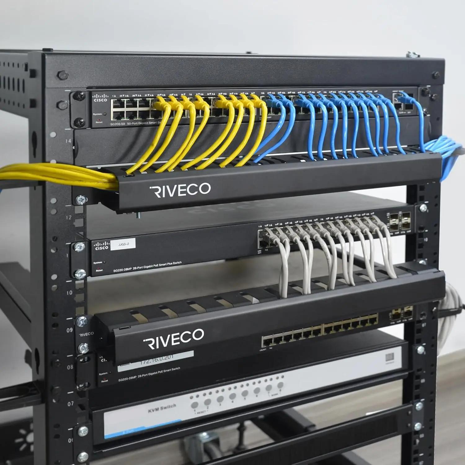 Rack serwerowy RIVECO 42U 19” z regulacją głębokości, nośność do 770 kg, stojący na podłodze, 4-słupkowy rack z szynami L i kółkami nośnymi.