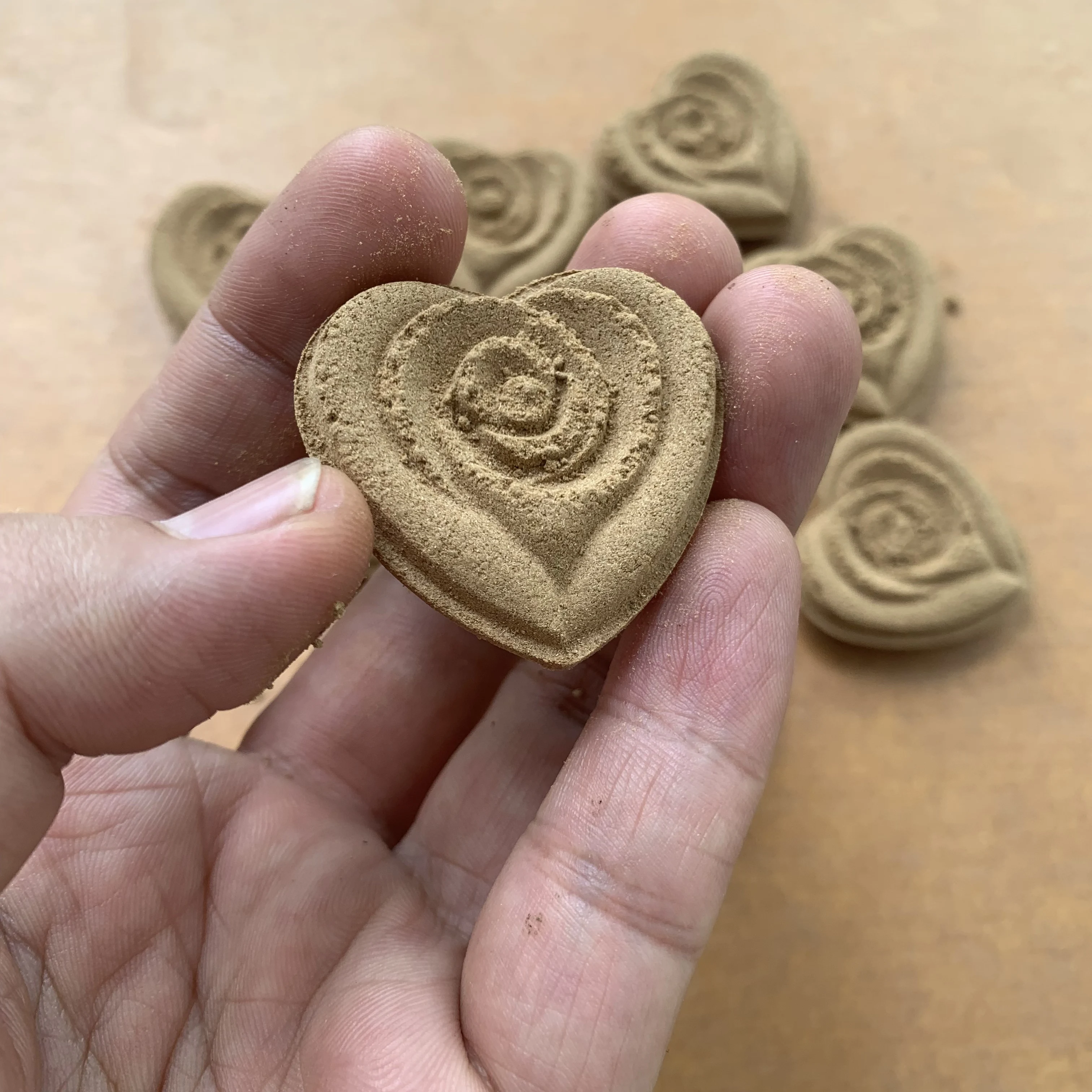 قلب الورد شكل العود الطبيعي البخور 100% اليدوية رائحة العود الجيدة هدية عيد ميلاد هدية عيد الحب هدية الزفاف هدية عيد