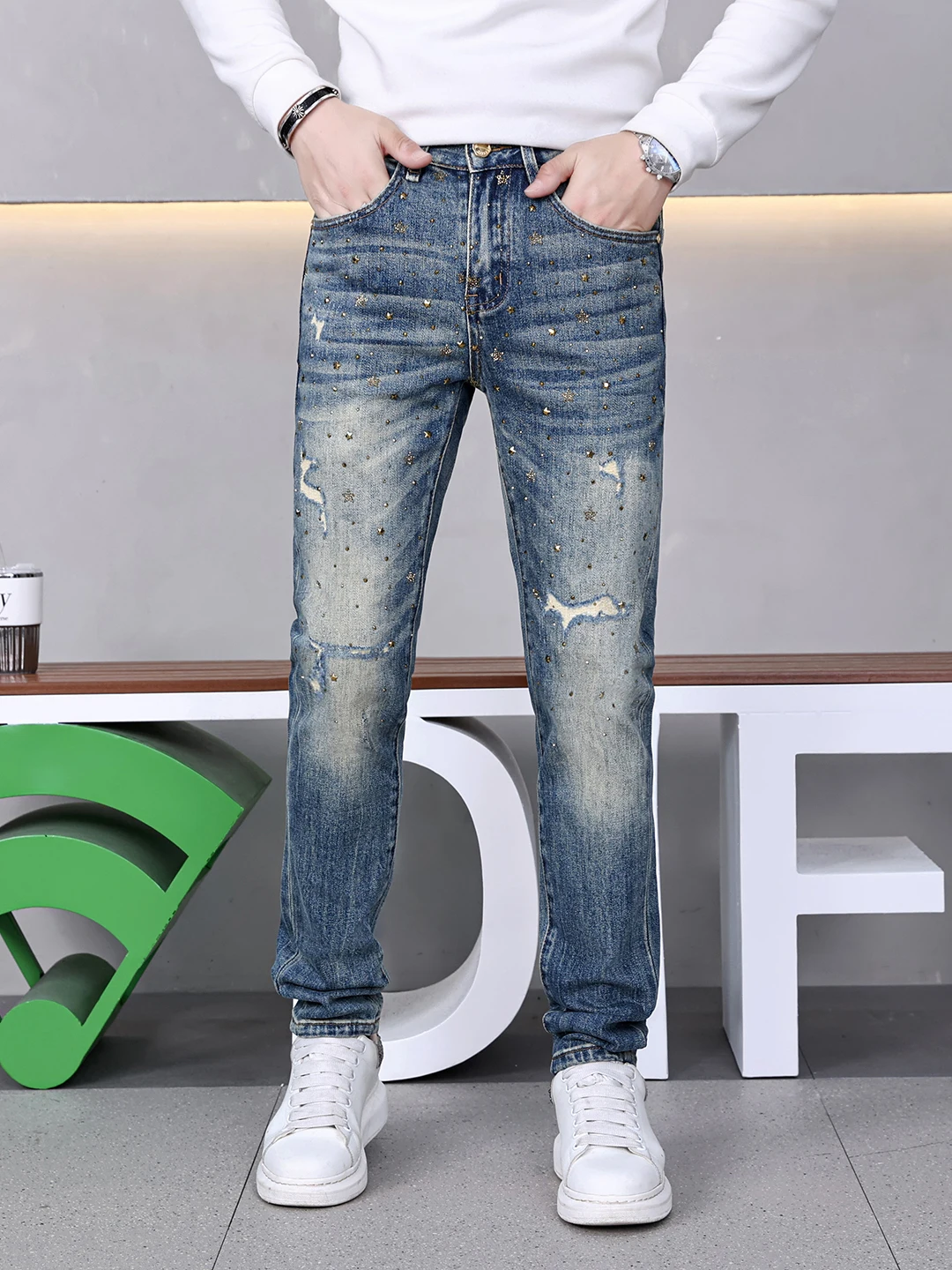 

High-End Men's Ripped Denim Jeans Rivet Glitter Slim Fit Casual Long Pants Vintage Style Cotton Stretch Fabric Wear Resistant