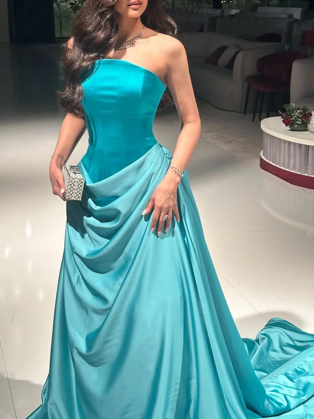 

Dubai Elegant Evening Party Dresses Vintage Strapless Formal Occasion Simply Satin Prom Gowns Customized فستان مناسب