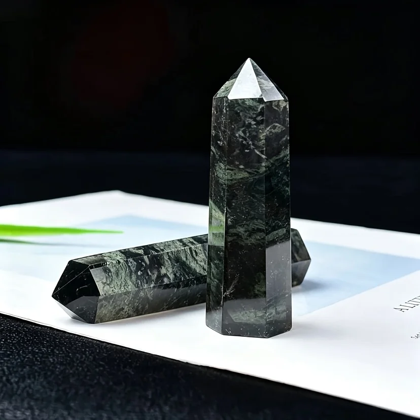 Natural bloodstone octahedron single-pointed pillar, natural green crystal texture, polished natural stone specimen, suitable for meditation, collectible art piece, holiday decoration gift