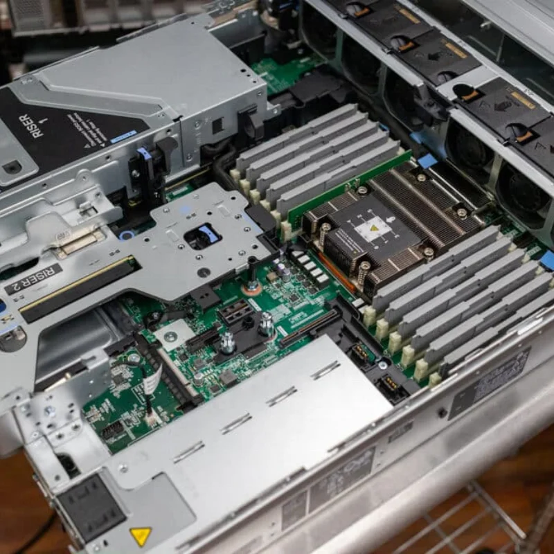 معالج PowerEdge R7615 2U Rack Server EPYC الأصلي 8LFF Drive Bays 32GB DDR5 Memory 1 تيرا بايت SATA القرص الصلب في المخزون