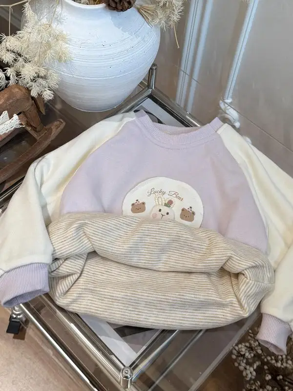 

Утепленная хлопковая куртка с длинными рукавами для девочек: комфортная зимняя одежда в корейском стиле с милым мультяшным принтом и цветными вставками