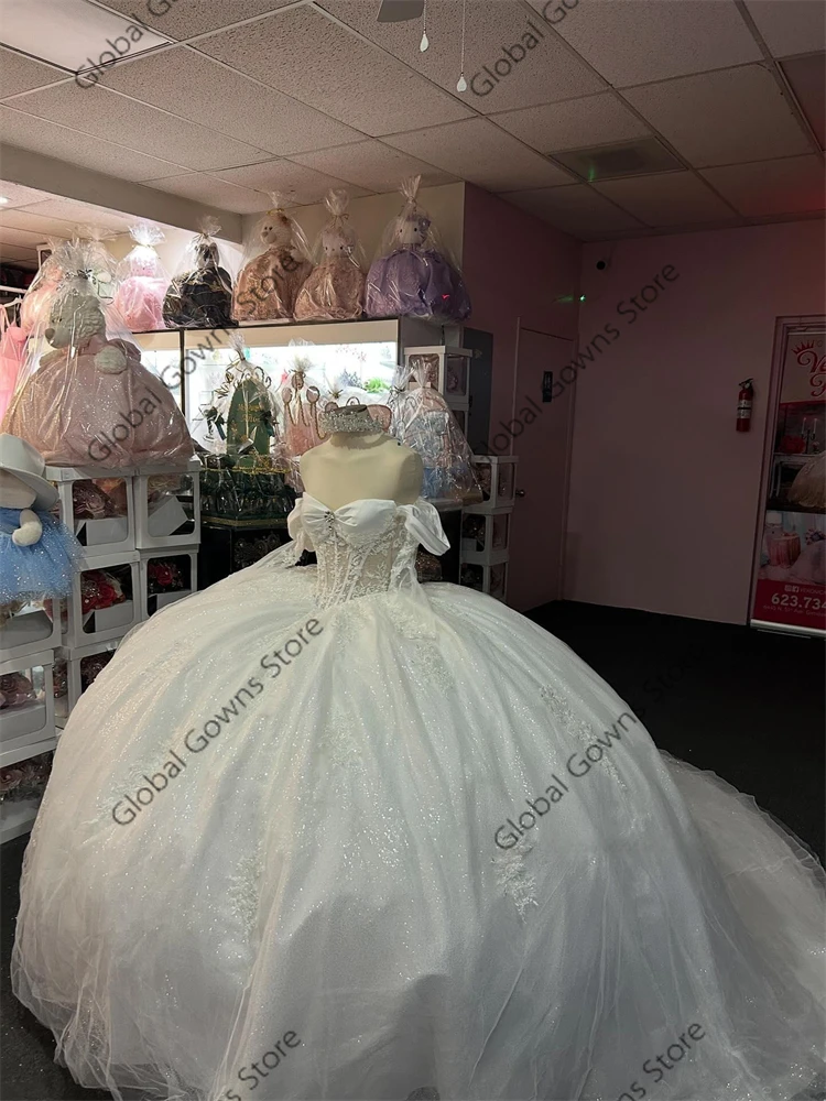فساتين Quinceanera بيضاء لامعة قبالة الكتف زين الدانتيل الديكور كريستال تول حفلة عيد ميلاد الحلو 16 فستان سترة