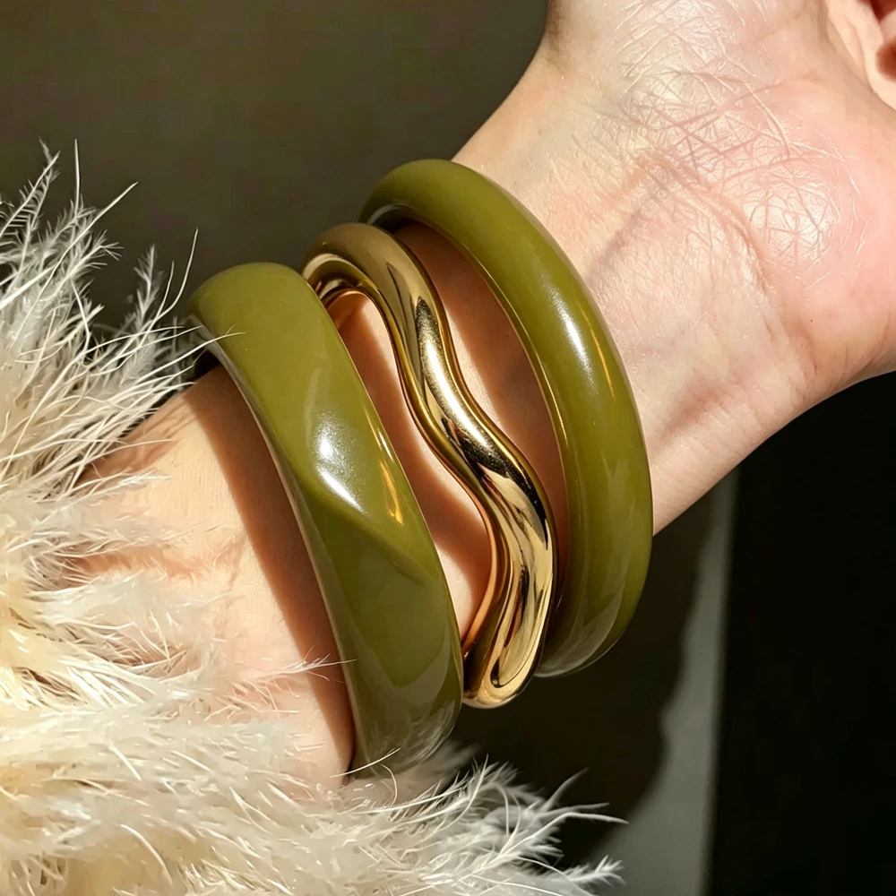 ZAKOL 3-teiliges Set Unregelmäßige Wellenförmige Manschettenarmbänder für Frauen Harz-Armbänder Stapelbare Armreifen Statement-Schmuck Geschenk – Detail 7