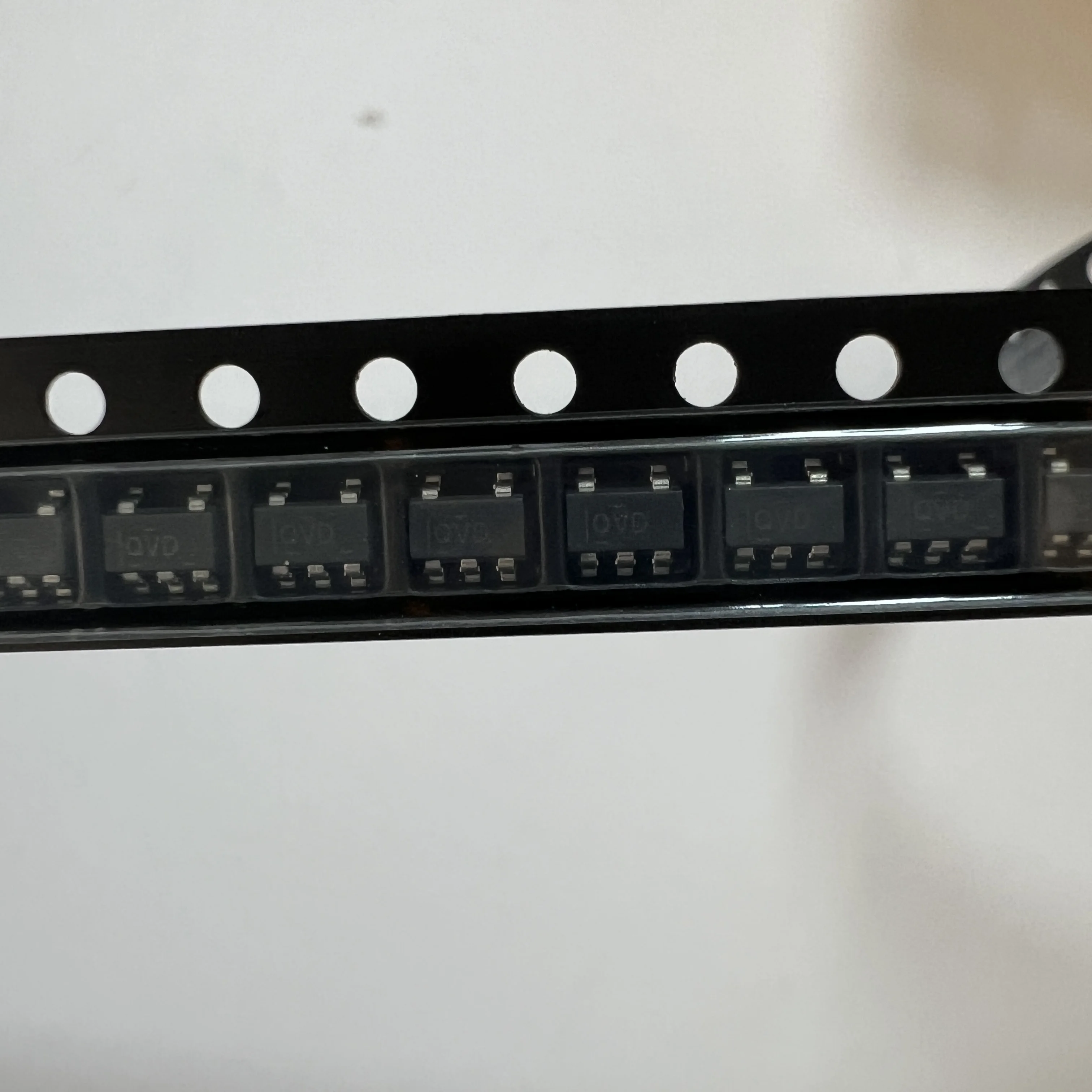 100 teile/los (Stroms ensor verstärker) tlv70233dbvr