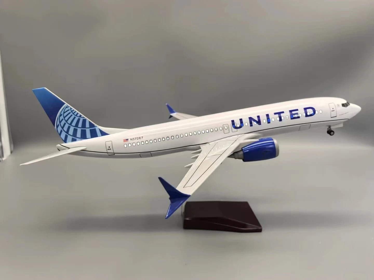 

Boeing 737 MAX new Aircraft United Airlines 47CM Diecast Model Airplane With Airplanes Model Working Lights For Adult Gift