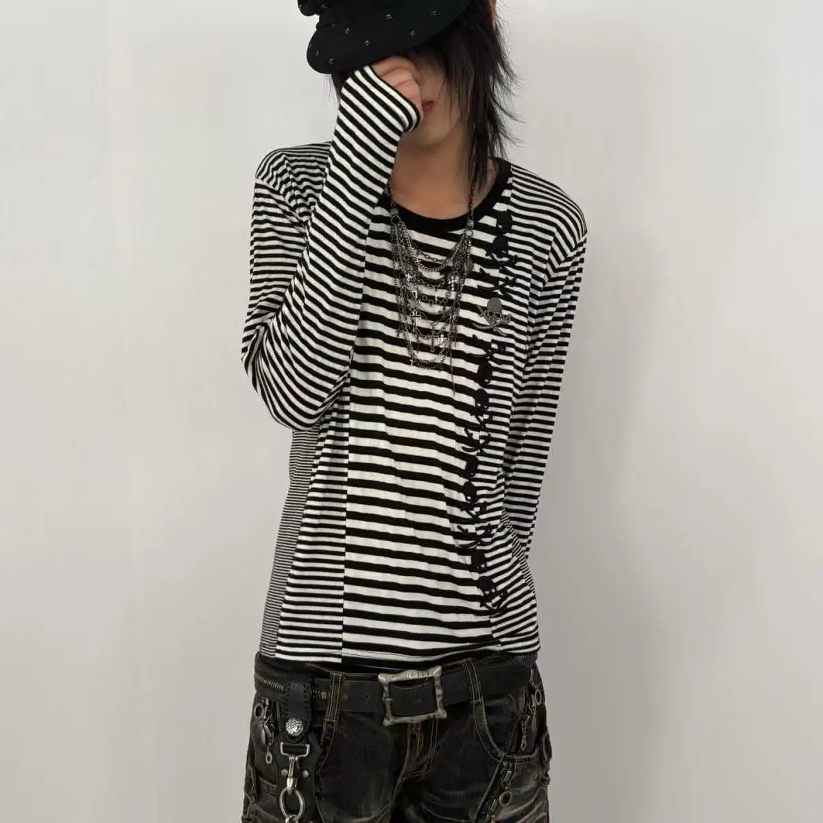 Black White Stripe Long Sleeve Tee Side Skull Pattern Print Round Neck Slim Fit Lightweight Casual Retro Street Longline Top