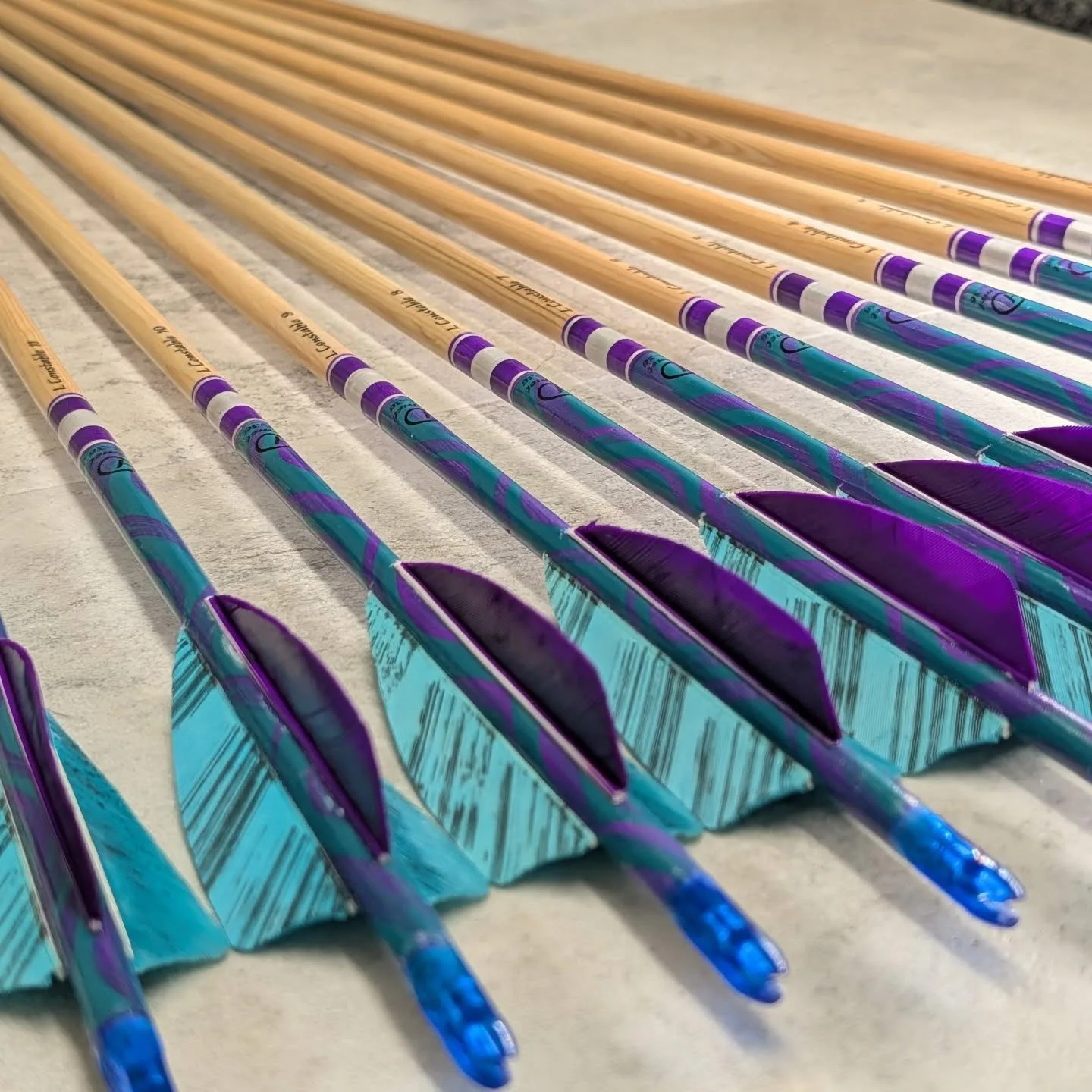 50 Uds nuevas flechas de plumas de 3 pulgadas escudo de flexión corte plumas de pavo Natural pintura de tinta para tiro con arco accesorios DIY