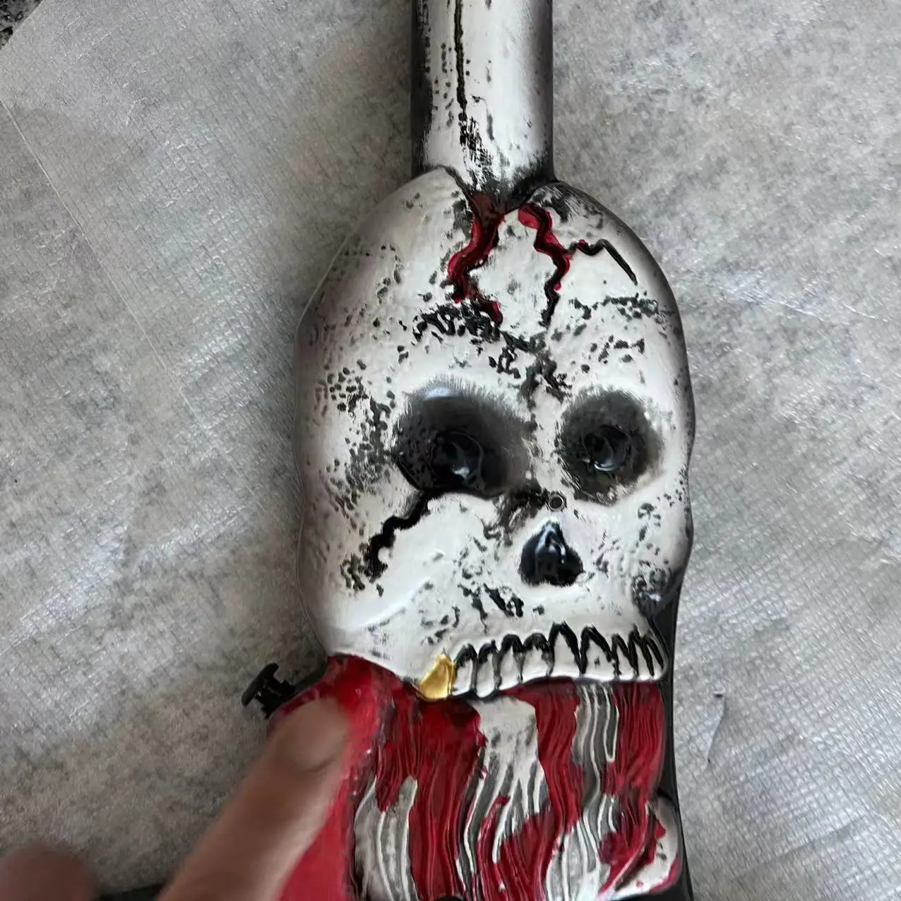 Auf Lager, 6-Akkord Flame Skull Carving E-Gitarre, handgezeichneter Korpus, echte Versandbilder, sofort lieferbar