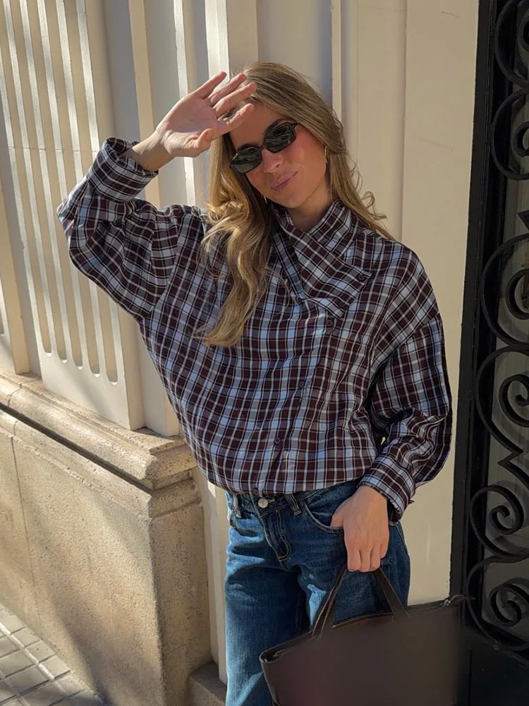 

Женская повседневная свободная рубашка в клетку с длинными рукавами, отложным воротником, асимметричным кроем и декоративными элементами, модель 2026 года