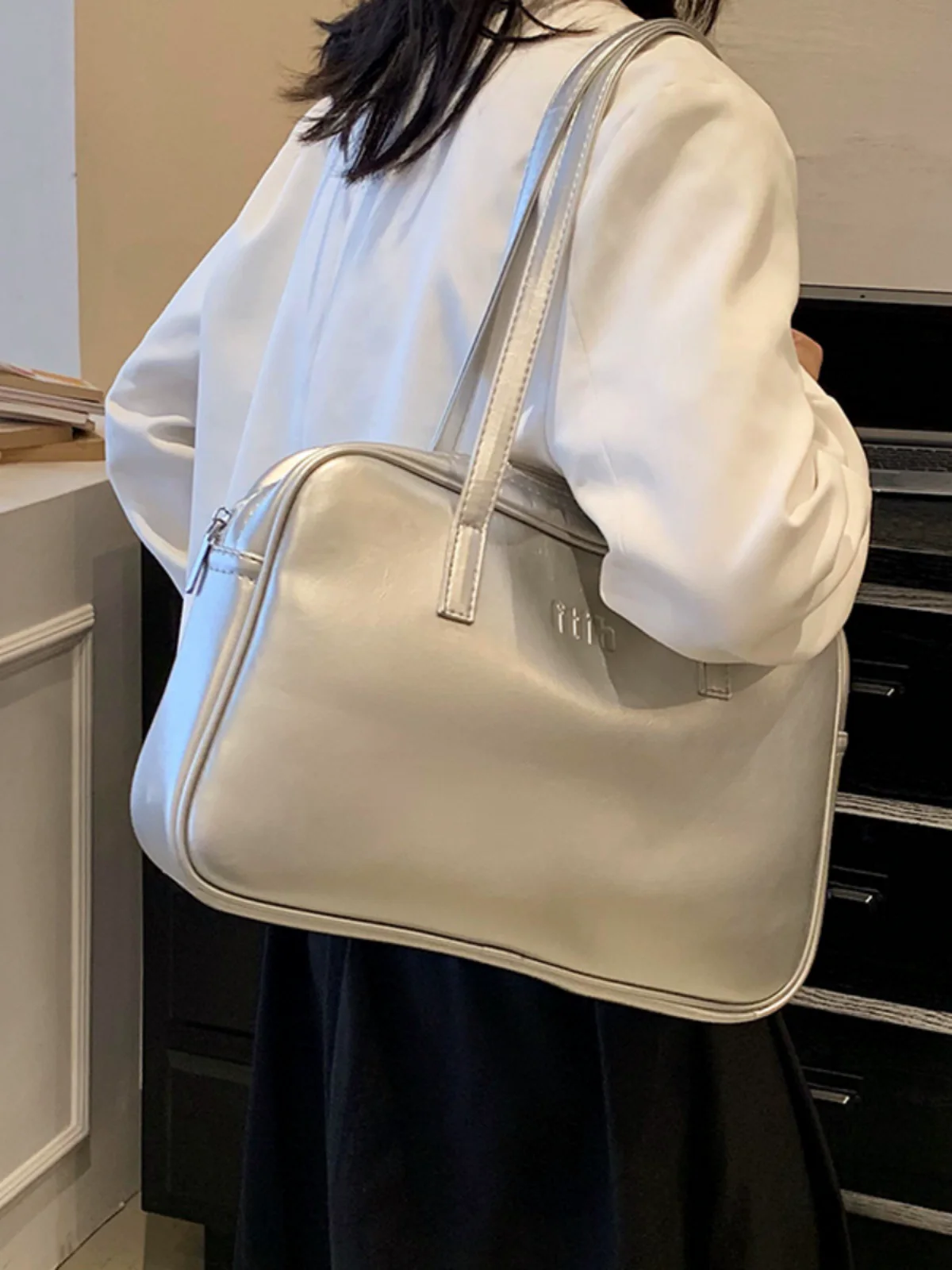 

Luxury Designer Boston Bag for Women 2025 New Vintage Bowling Bag Large Capacity Versatile Commuting Shoulder Totes Bag Bolsas