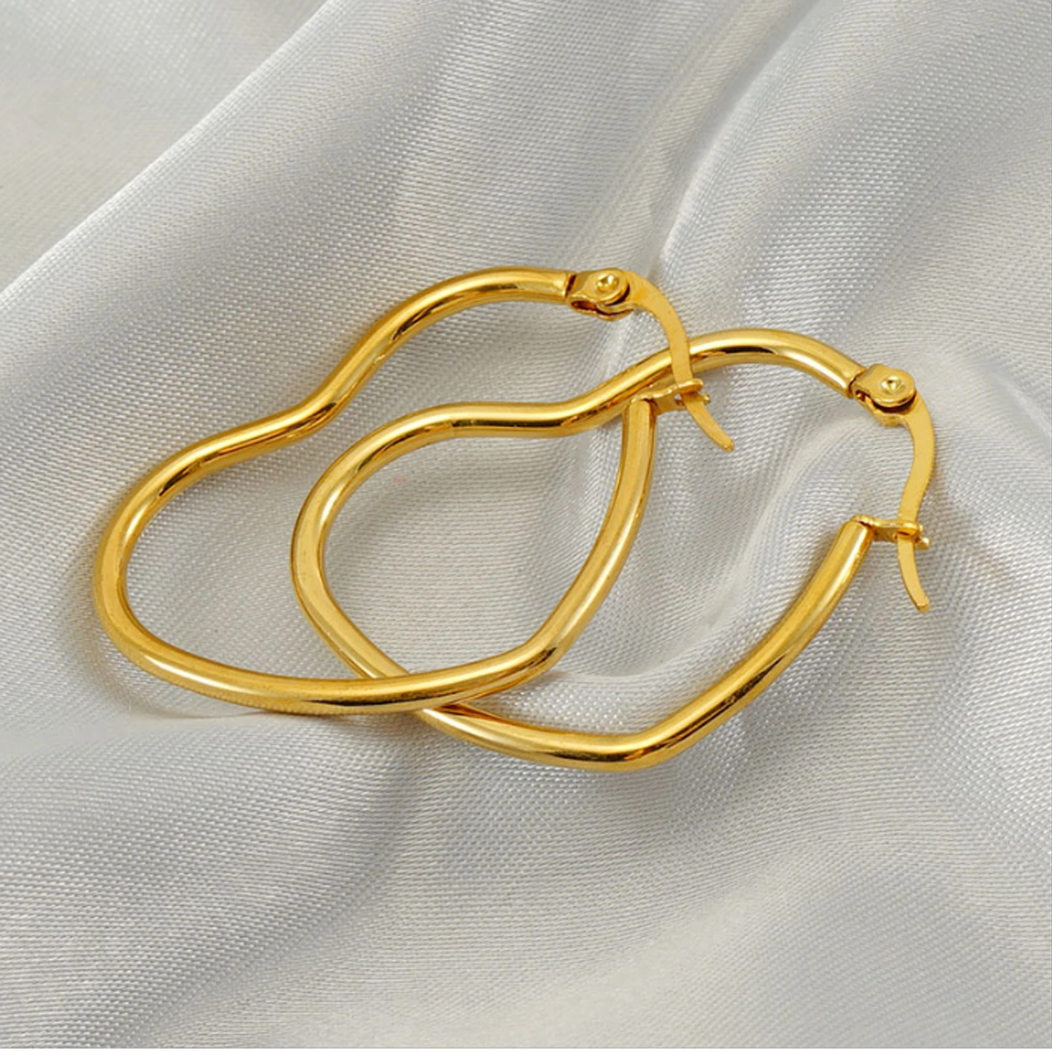 Modische Liebesohrringe aus Edelstahl, personalisierbar, leicht, luxuriös, hochwertige herzförmige Ohrringe, INS-Stil, Mädchenschmuck – Detail 1