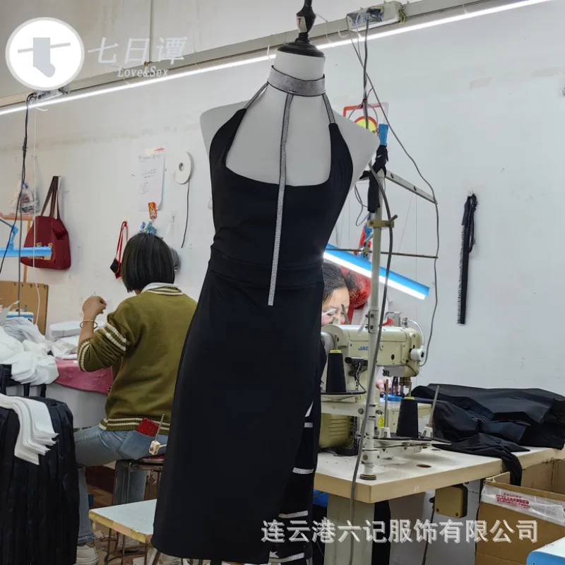 Vestido ajustado sexy con cuello halter: correa plateada sin espalda profunda y abertura alta – Vestido negro adelgazante de talla grande