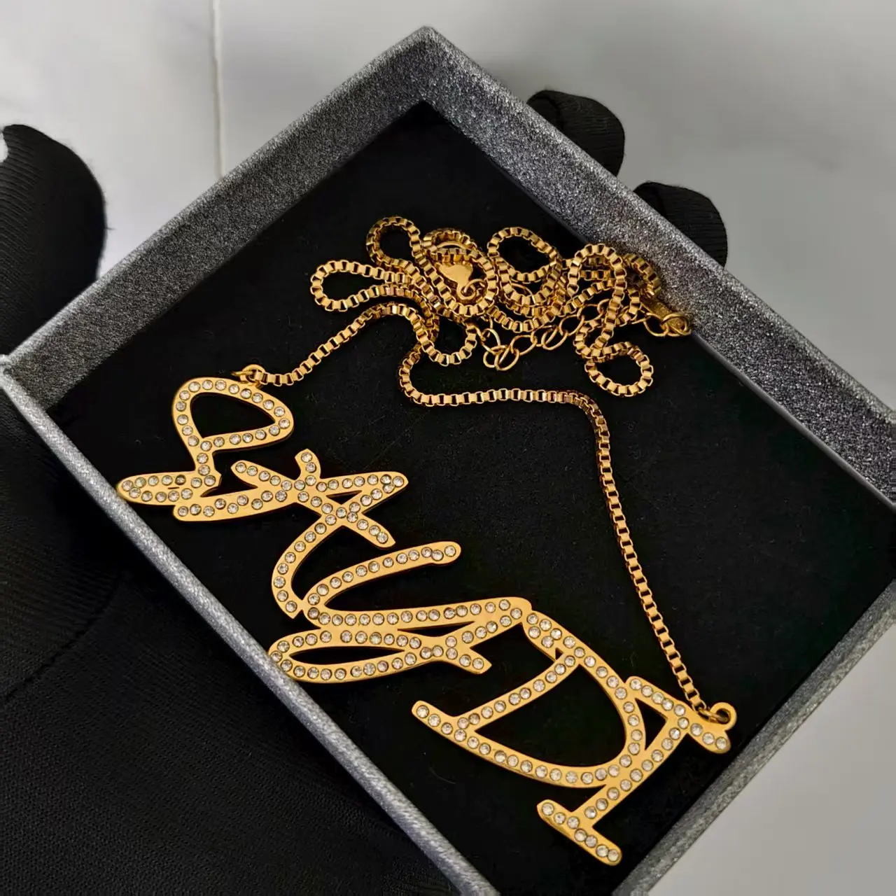 Nowa hurtowa sprzedaż personalizowanych/niestandardowych naszyjników z diamentami z imieniem, personalizowane wisiorki z literami, prezent na rocznicę, sprzedaż bezpośrednia.