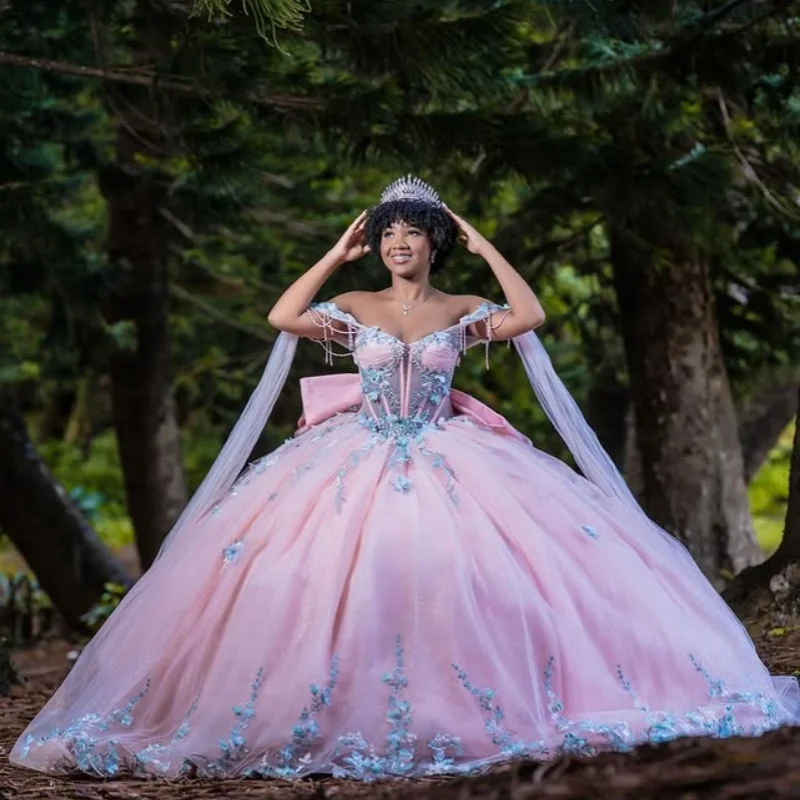 

Розовые платья Quinceanera по индивидуальному заказу с открытыми плечами, блестками и бабочкой, аппликацией, многослойным бантом, длинным хвостом, Vestido 15, Quinceanera