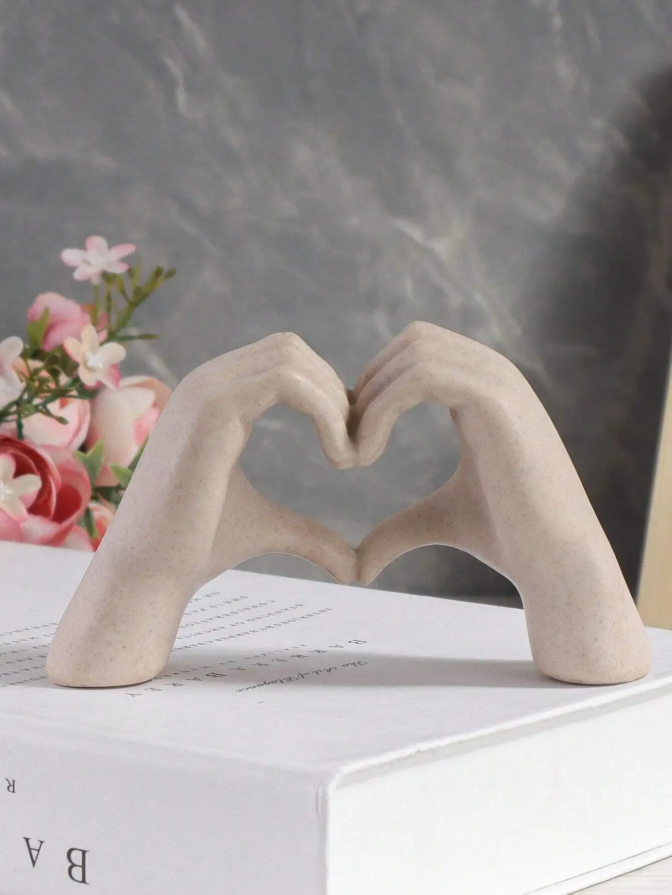 1pc Resin Heart Gesture Decorative Ornament