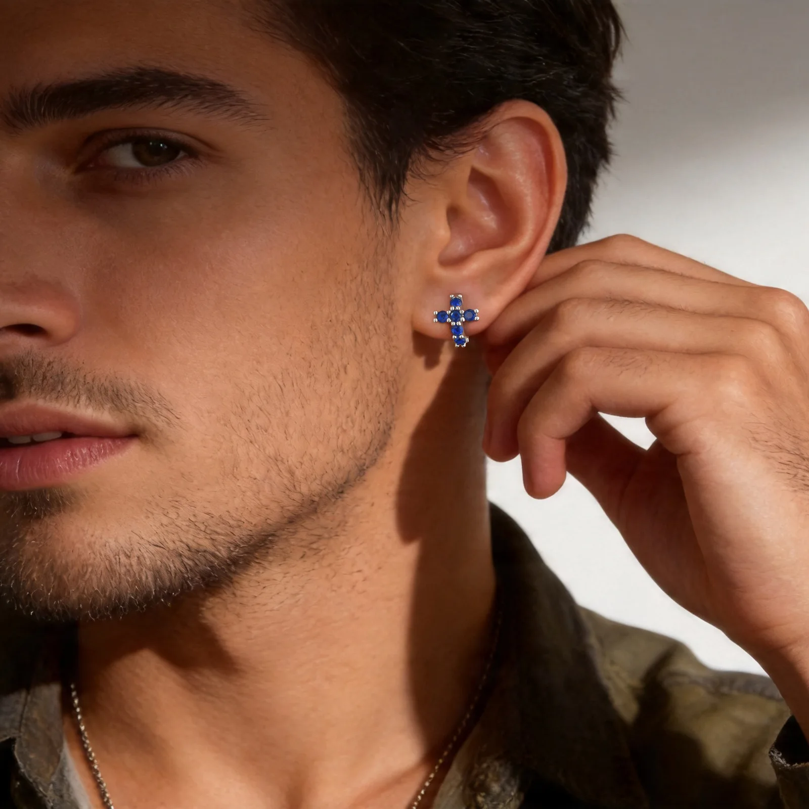 Hip-Hop Kreuz-Huggies-Creolen für Männer, Blaue Kristall-Zirkon-Metall-Creolen, Trendiger Party-Schmuck als Geschenk für Vater und Sohn – Detail 3