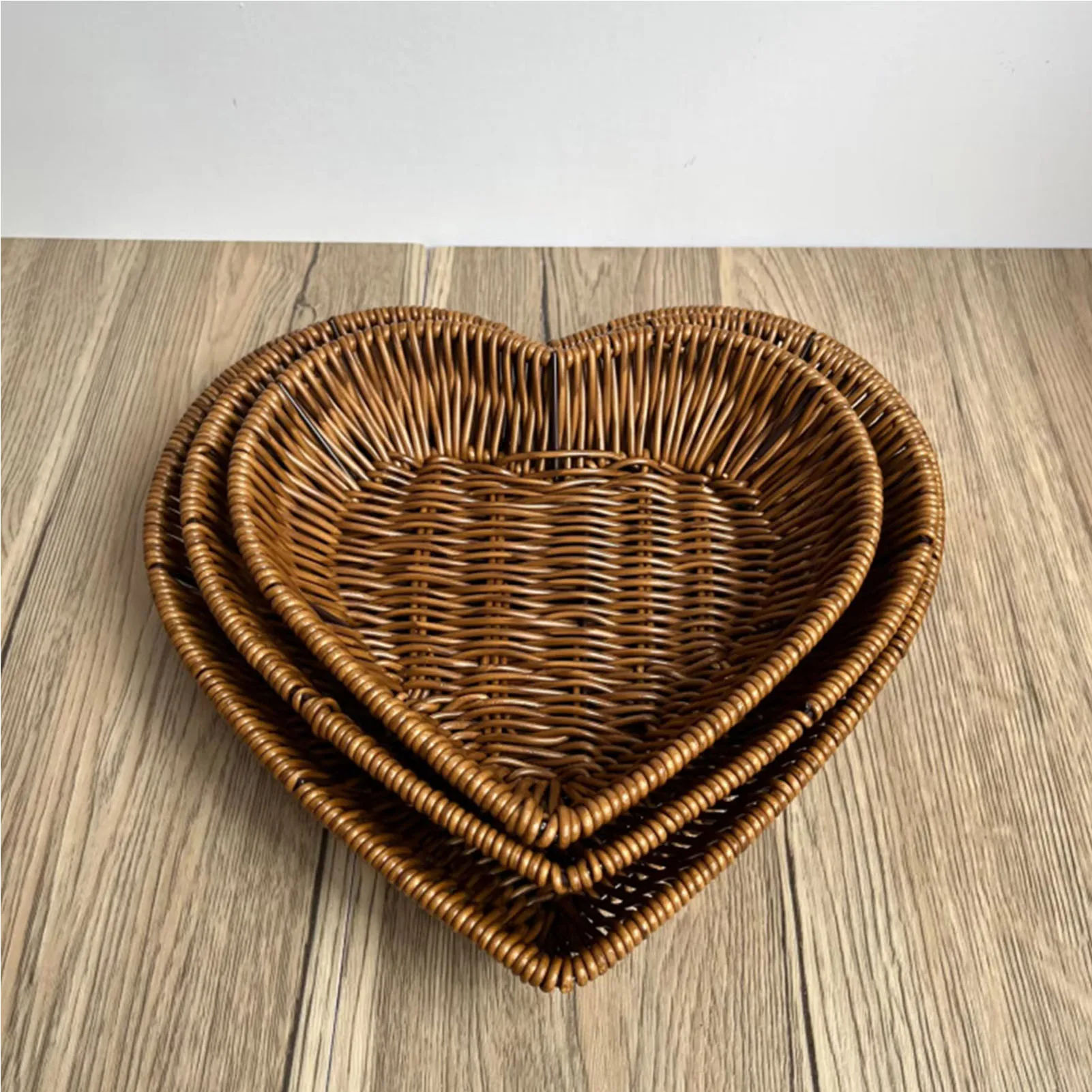 Kitchen Food Serving Baskets Heart Shape Rattan Weaving Basket Serving Storage Bowls for Family Friend Neighbor Gift