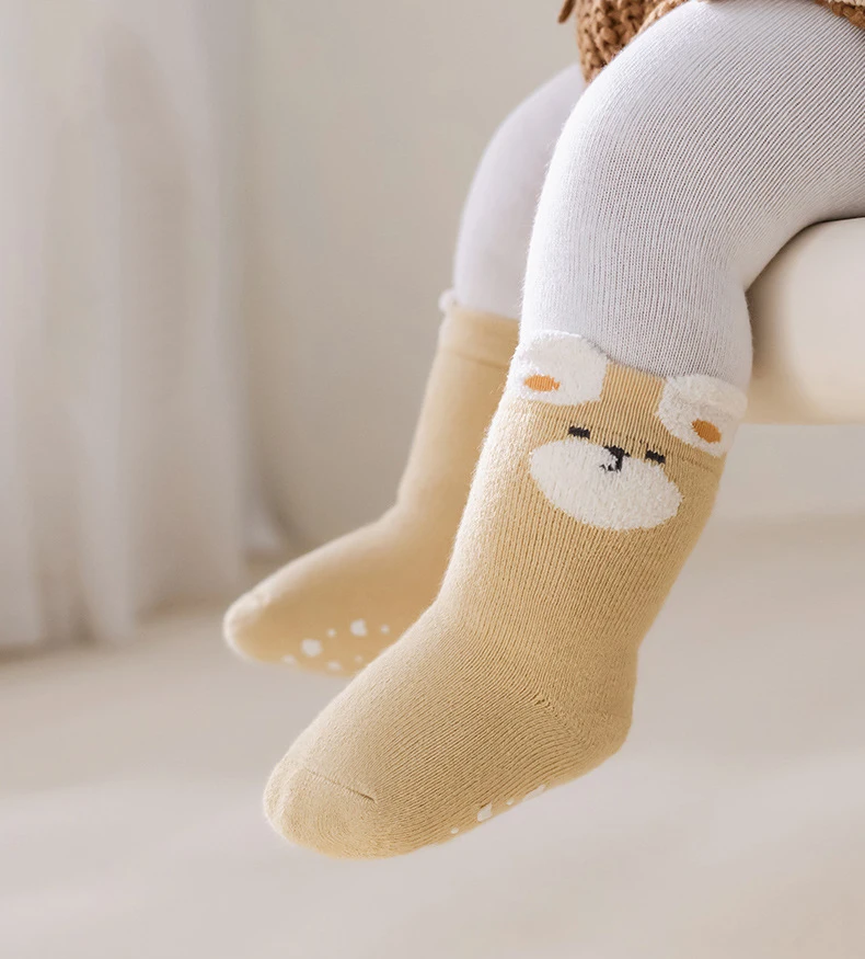 3/5 Paar warme, rutschfeste Babysocken mit Cartoon-Motiv, aus weicher Baumwolle, für Neugeborene, als Hausschuhe, rutschfeste, dickere Socken für Kleinkinder, für den Innenbereich. – Detail 1