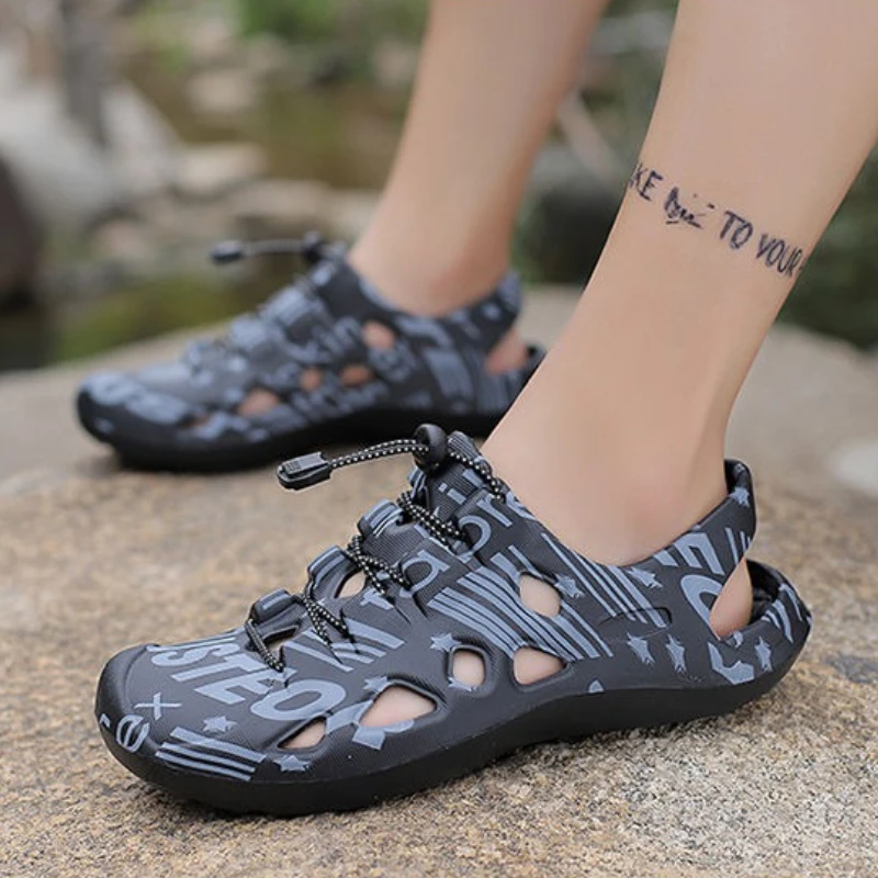 

Трекинговые мужские сандалии с закрытым носком и полым носком, спортивные пляжные оригинальные туфли в Добро пожаловать, роскошные дизайнерские туфли из ЭВА 2025 года для мужчин