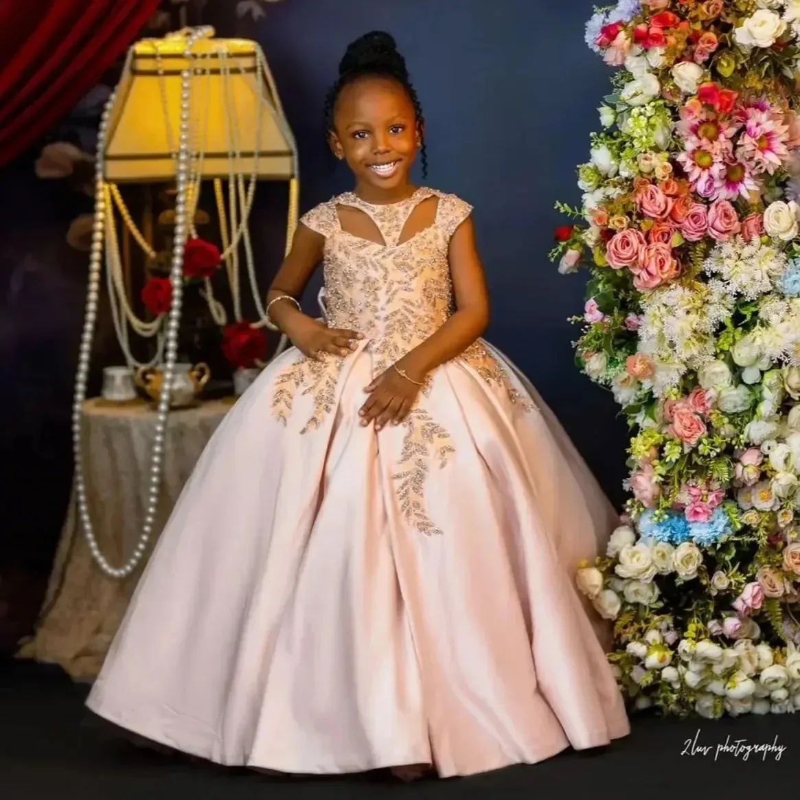 

Customized Luxury Shiny A Line Elegant Pleat Sequined Flower Girl Dress Bow Floor Length Applique Formal First Communion Dress