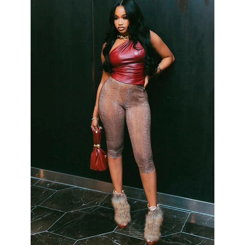 

Комплект из 2 предметов BKQU Hipster: женский летний топ с асимметричным вырезом на плече из искусственной кожи + шорты до икр, эластичные облегающие клубные наряды для вечеринок