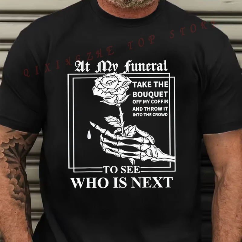 

Мужская футболка с готическим принтом «На моих похоронах» — дизайн в стиле темного юмора с изображением скелетной руки и белой розы, футболка с круглым вырезом и короткими рукавами