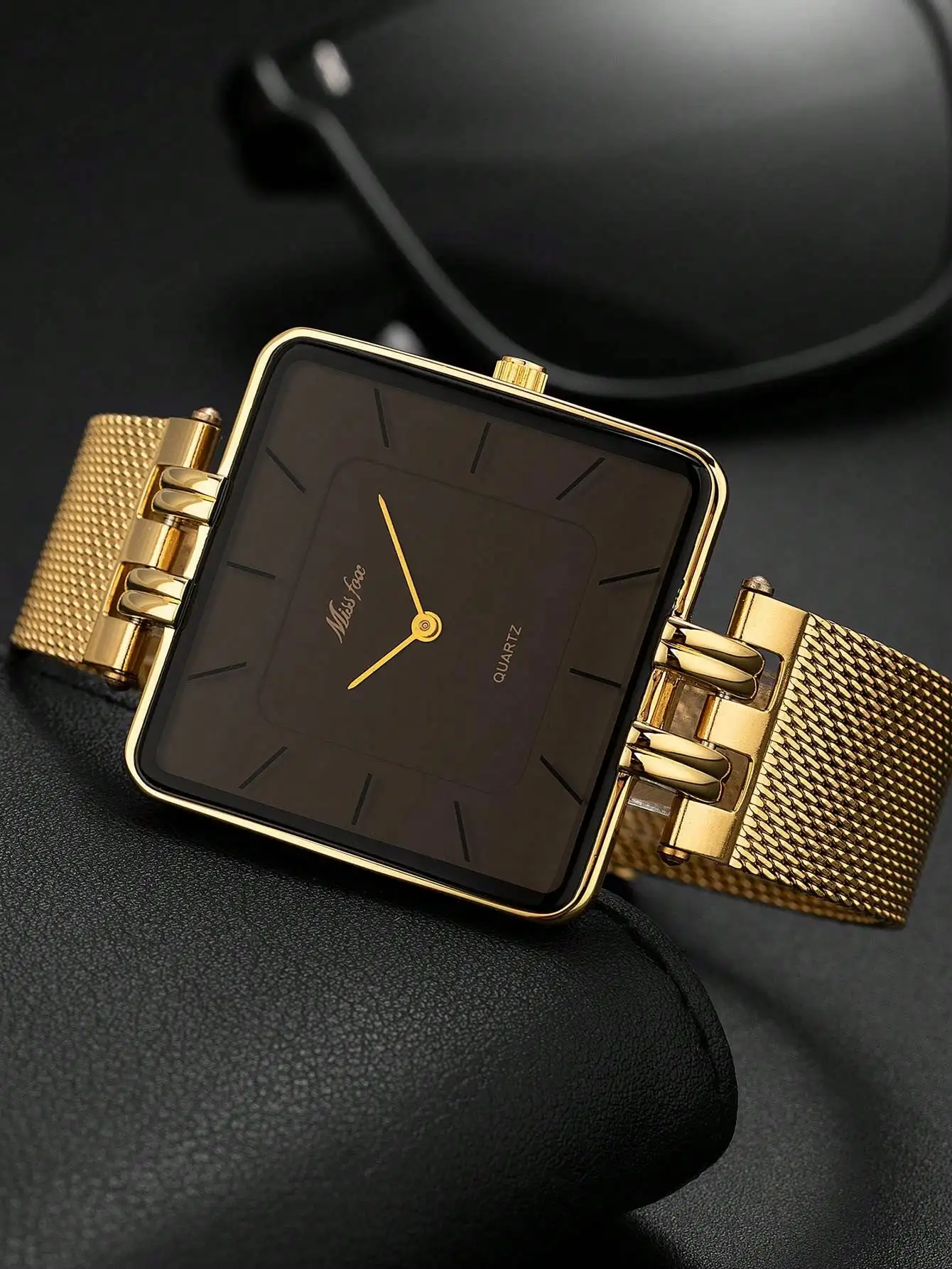

Кварцевые часы золотистого цвета с квадратным циферблатом и сетчатым ремешком из нержавеющей стали