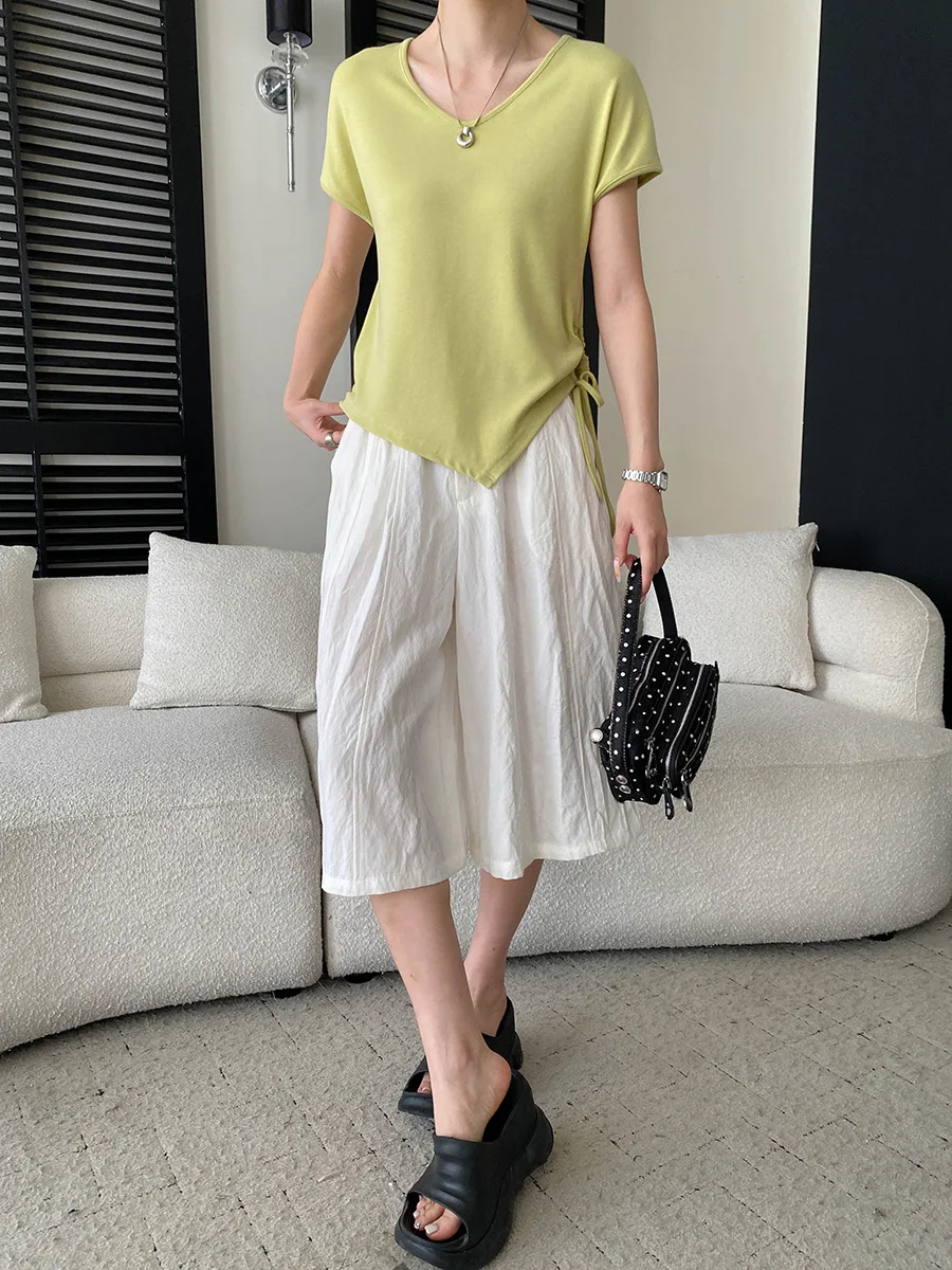 Sommerliches Damen-T-Shirt in unregelmäßiger Farbe mit unregelmäßigem Saum, Kordelzug, V-Ausschnitt und schlankmachendem Effekt, kurzärmelig. – Detail 12