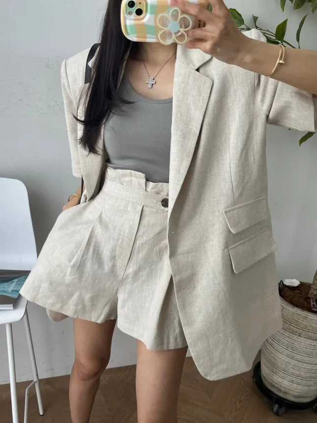 

Korean Style Fashionable Women's Suit Jacket And High Waist Short Pants Set Elegant And Sophisticated Spring Season Wear