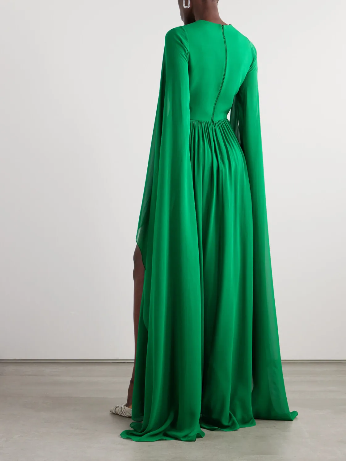 Customized Long Green V-Neck Chiffon Evening Dresses With Cape A-Line Pleated Floor Length Zipper Back Prom Dress Party Dresses