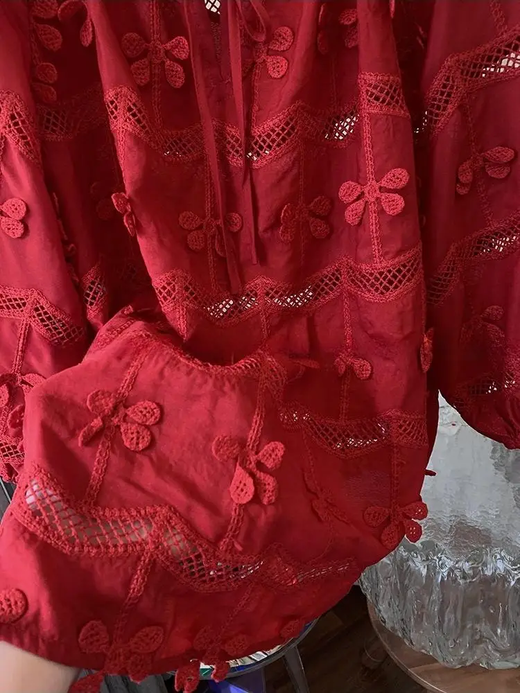 2025 قميص صيفي أحمر مطرز بفيونكة دانتيل برقبة واحدة وأكمام قصيرة قميص فضفاض عصري للنساء