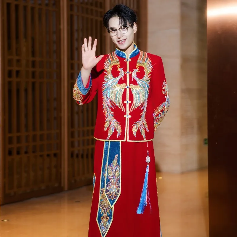 Gaun pengantin merah bergaya Cina baru untuk pengantin pria dengan motif naga dan phoenix
