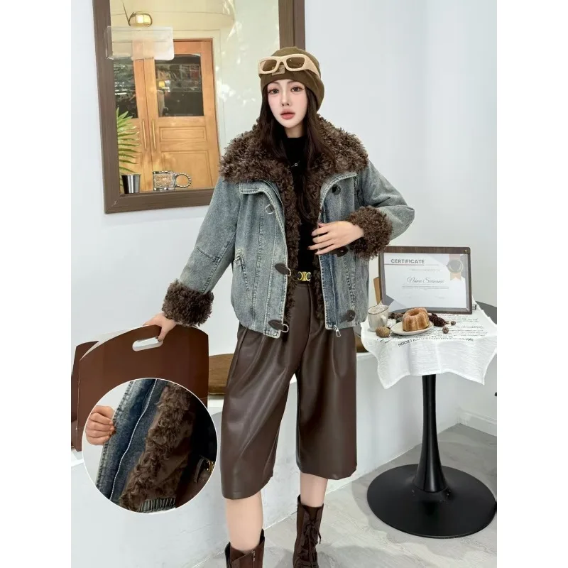 Zimowa moda uliczna, ciepła i stylowa kurtka z dużym kołnierzem, futro, nowa, zintegrowana, dżinsowa, krótka, retro kurtka z futrem.