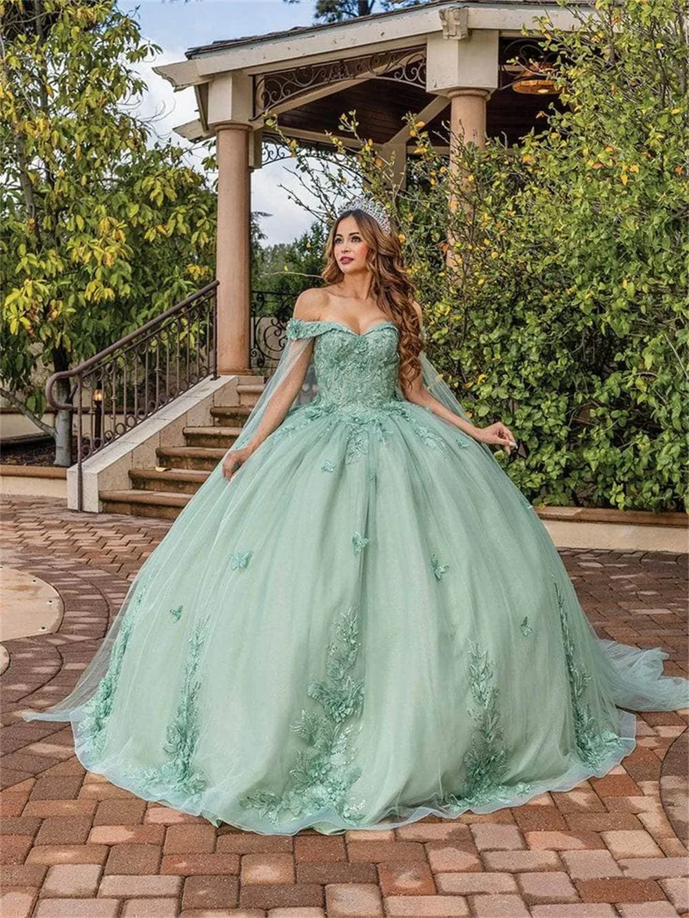 Angelsbridep Sage Green Off spalla Tulle Ball Gown abiti Quinceanera 2025 elegante con mantello da sera formale al pavimento