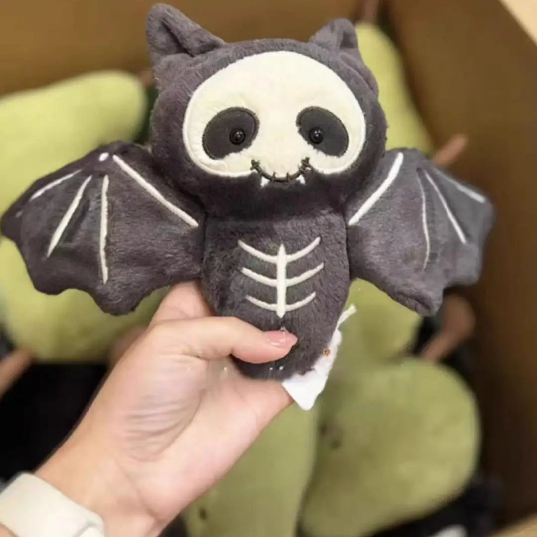 Porte-clés en peluche fée chauve-souris squelette d'Halloween - Breloque de sac mignonne et effrayante avec caractéristiques qui brillent dans le noir, niche cadeau de style gothique aesth