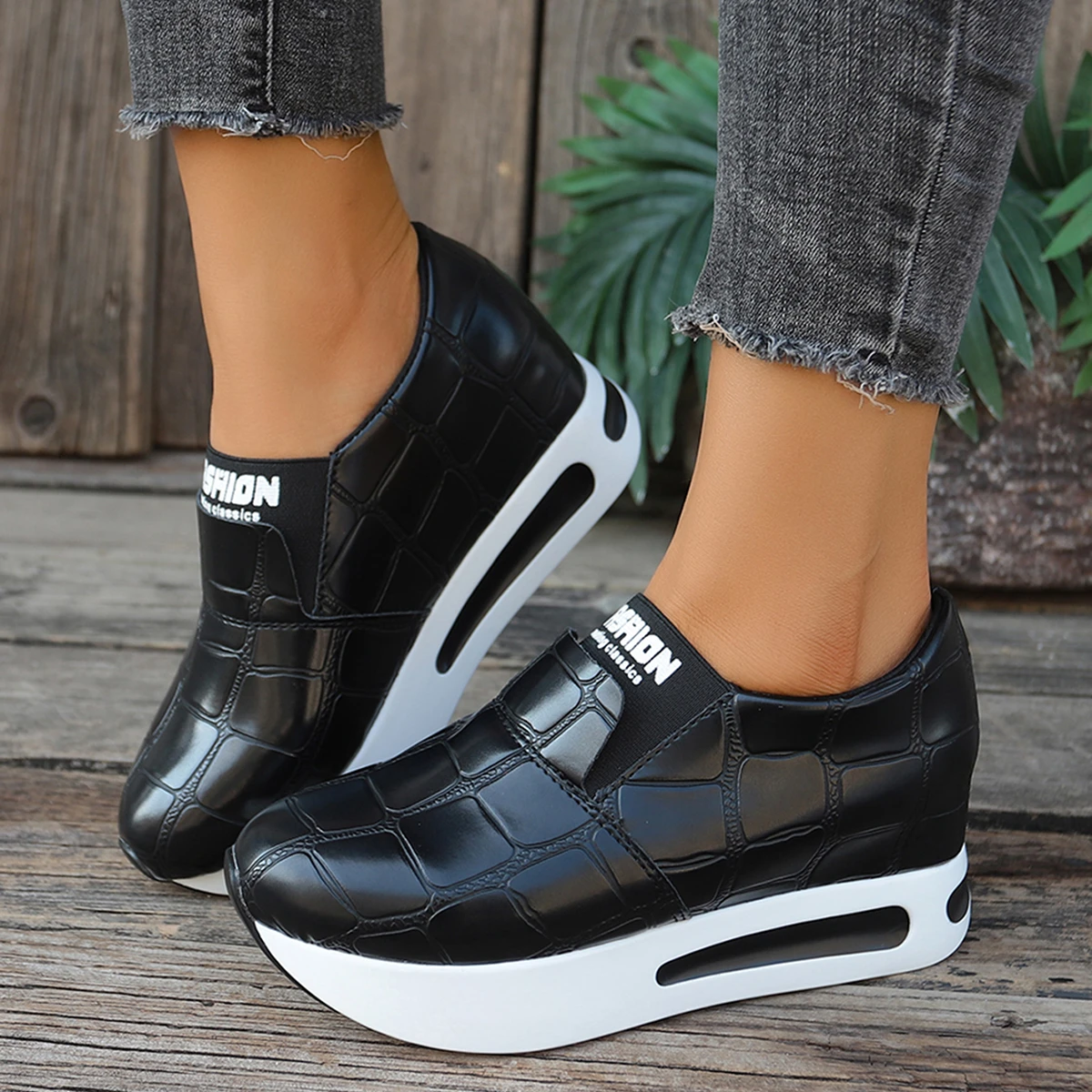 Damen Komfort-Sneaker mit Krokodilmuster, Slip-On, Keilabsatz, Plateau, Luftpolster, Alltagsschuhe – Detail 2