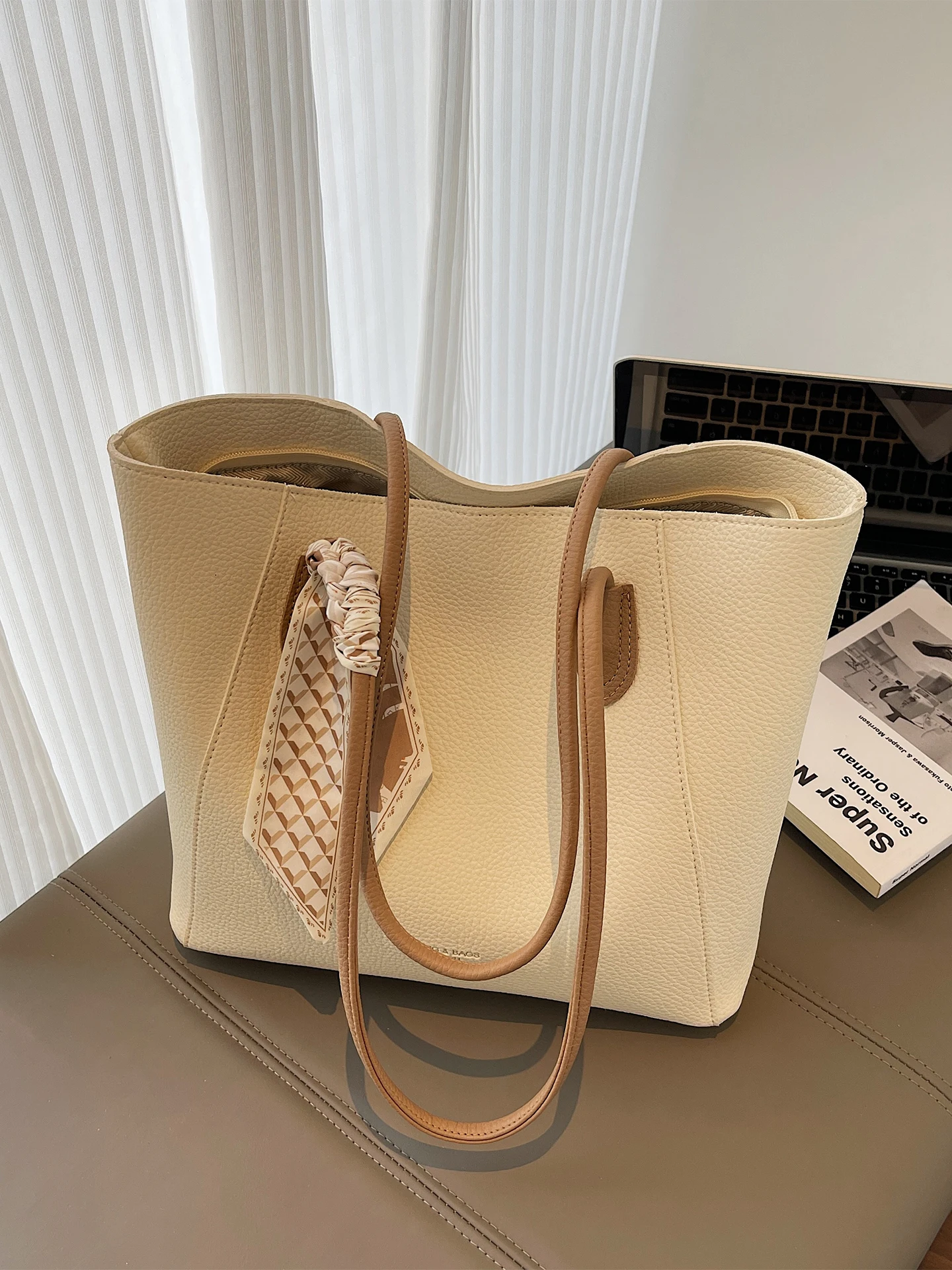 

Fashionable Red Women's Shoulder Bag Large Capacity Commuter Tote Bag Versatile Modern Neutral Style Soft Handle Zipper Closure