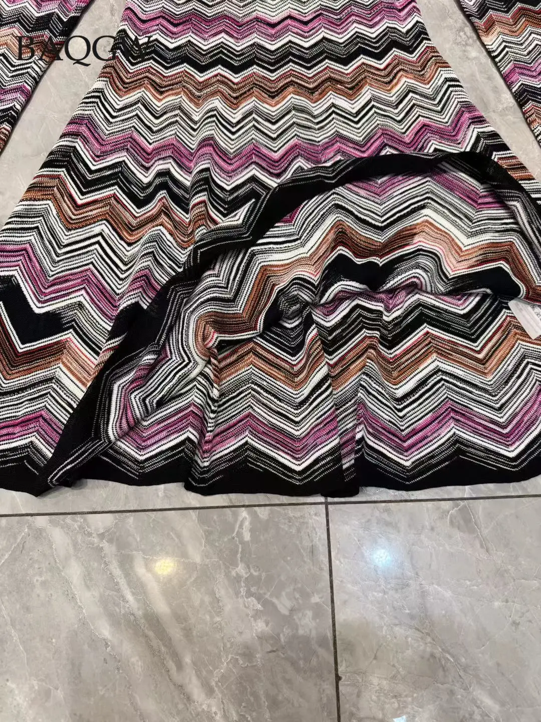 Kolorowa, prążkowana, dzianinowa mini sukienka damska, jesień 2025, okrągły dekolt, długi rękaw, vintage, dopasowana mini sukienka.