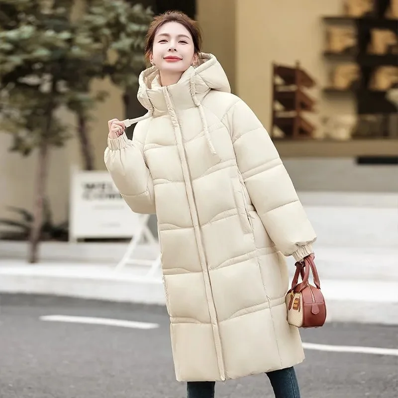 Piumino lungo da donna Parka 2025 Nuova giacca a vento invernale con cappuccio Plus Size Giacca imbottita in cotone Capispalla ispessito da donna