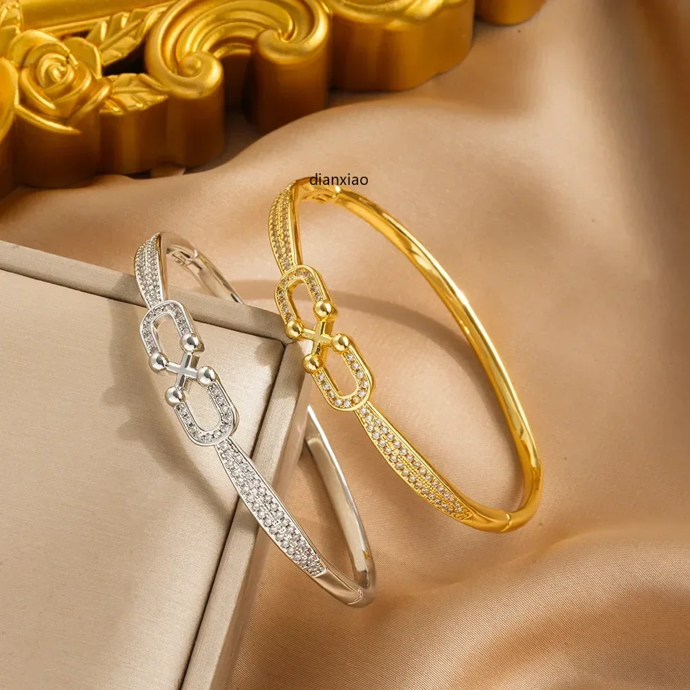 Это высококачественный кусок украшений со звездным небом, женский браслет с золотыми бусинами и перекрещенной застежкой в форме подковы.