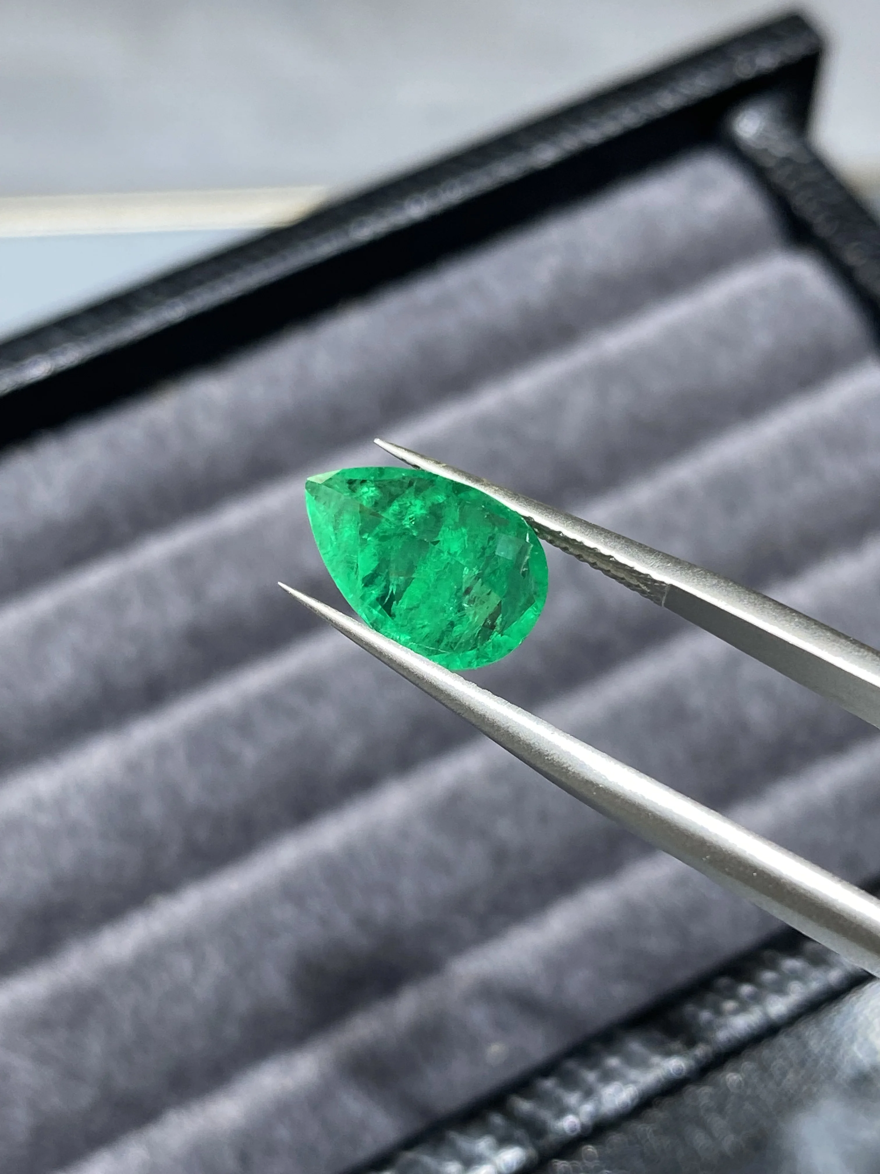 high-quality-hand-cutting-lab-grown-emerald-stone-colombian-pear-shape-with-agl-certificate-for-jewelry-making