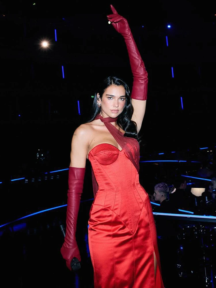 Elegante off-the-shoulder rode satijnen maxi-jurk met handschoenen – sexy split-avondjurk met gedrapeerde mesh-cape