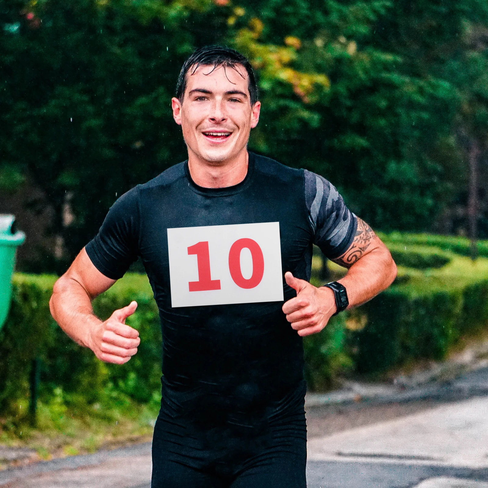 50 قطعة مرايل أرقام السباق للعدائين نظام التوصيل السريع أرقام واضحة مانعة لتسرب الماء متعددة الاستخدام ملحقات الجري الماراثون