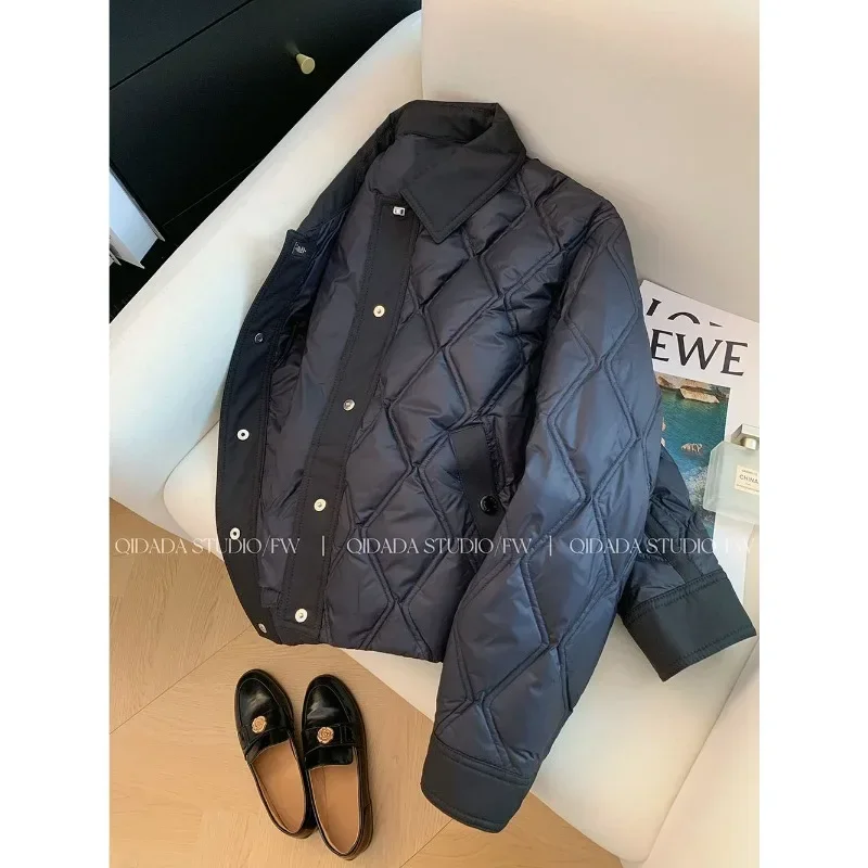 เสื้อแจ็คเก็ตผ้าฝ้ายผู้หญิงพร้อมเสื้อโปโลลายสก๊อตเพชรสีดําตุ๊กตาและแจ็คเก็ตผ้าฝ้ายหนาลดอายุกระเป๋าขนาดใหญ่อินเทรนด์สบายๆ