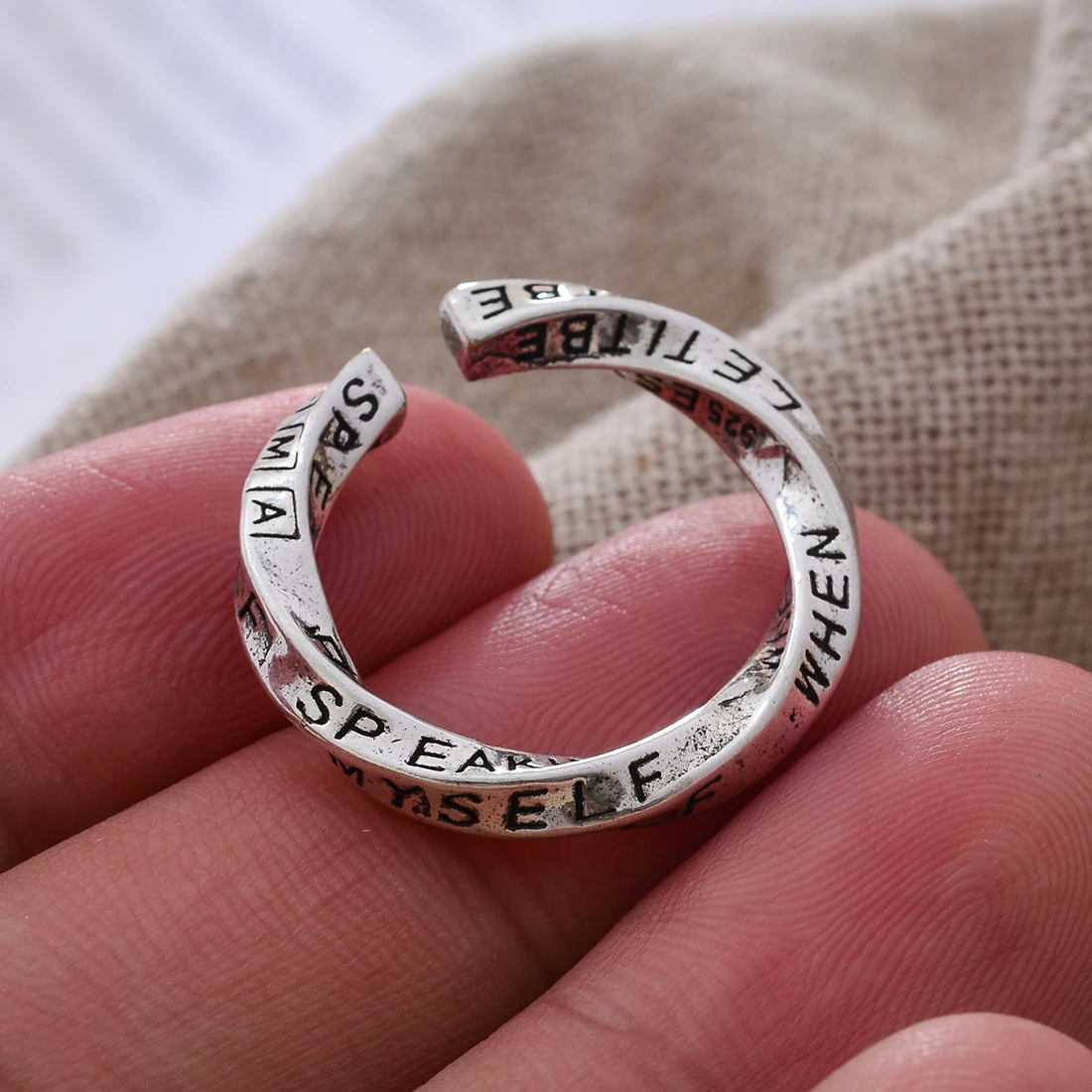 Najlepiej sprzedający się Retro Mobius Strip Design Letter Carving Thai Silver Female Party Ring Biżuteria dla kobiet Prezenty świąteczne Nigdy nie blakną