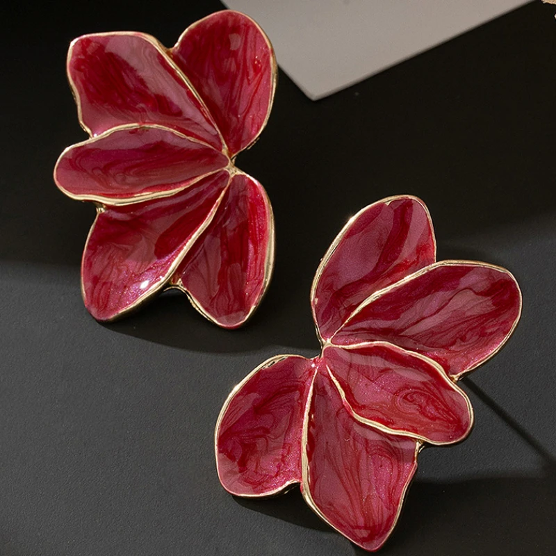 Vintage Style Maple Leaf Drop Oil Flower Earrings Fashion Design Sense Metal Wind Petal Earrings Wholesale