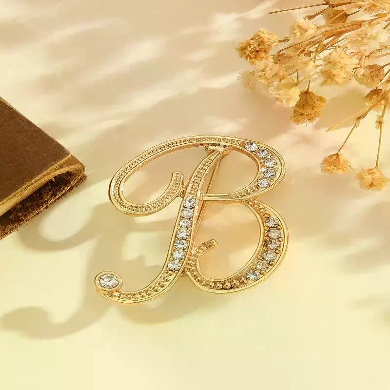 المرأة A-Z رسالة بروش الراين كريستال الذهب اللون الإنجليزية الأبجدية دبابيس معدنية لطيف بروش مجوهرات اكسسوارات هدية